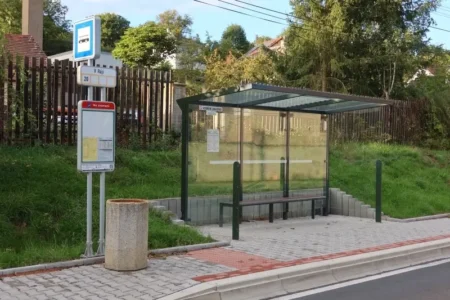 nově zrekonstruovaná zastávka MHD v Plzni na Roudné - V Ráji