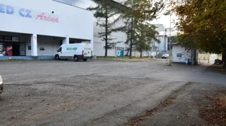 Prostor před zimním stadionem