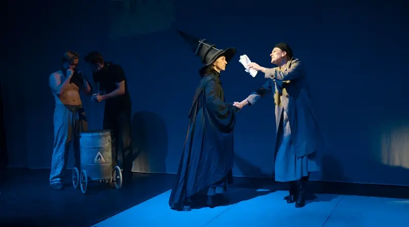 Jana Kubátová, Zuzana Ščerbová, v pozadí Vladimír Pokorný, Petr Urban