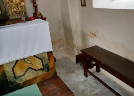 Kaplička před opravou