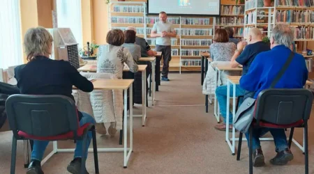 Senioři školení v knihovně