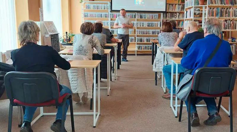 Senioři školení v knihovně