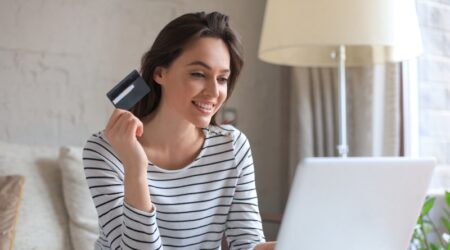 Žena s platební kartou u notebooku