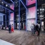 Přízemí – pohled ke vstupu a baru