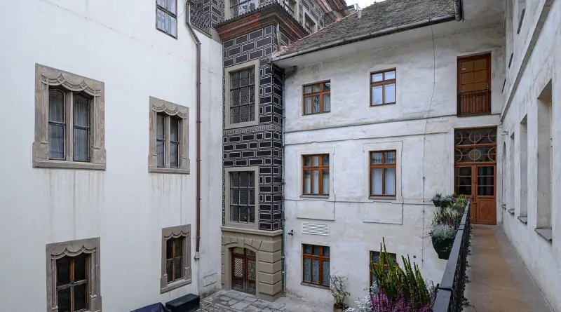 Restaurátoři obnovili sgrafita na malém dvorku radnice