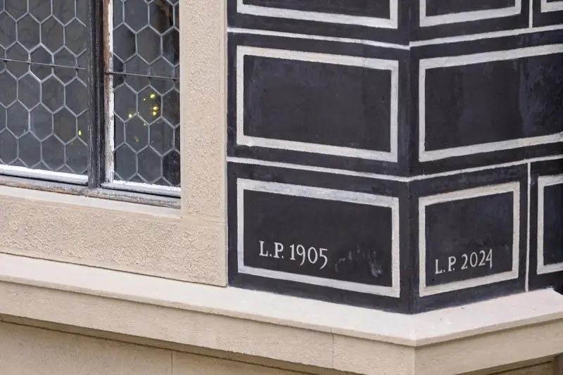 Restaurátoři obnovili sgrafita na malém dvorku radnice