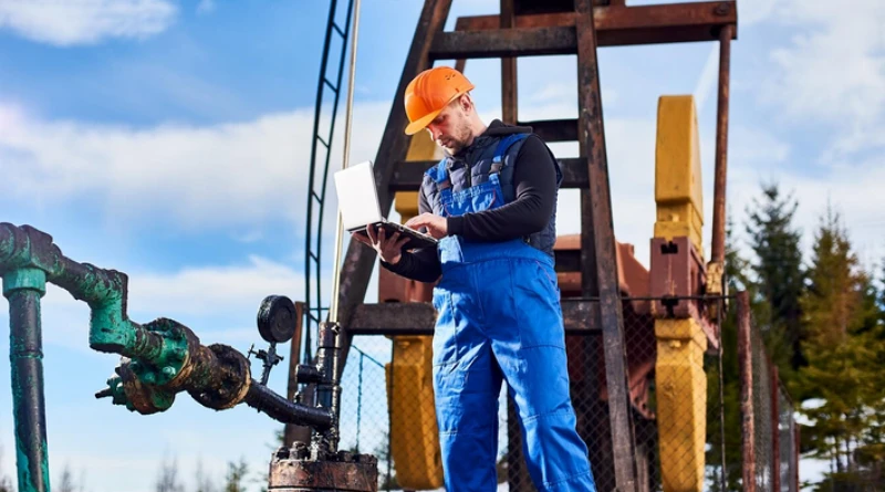 Dělník u rafinerie