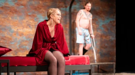 Kočka na rozpálené plechové střeše