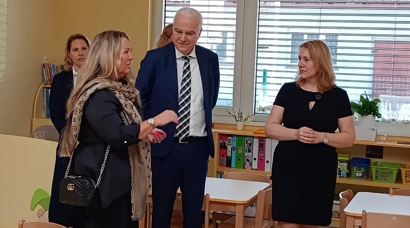 Kamal Farhan s kateřinou Langmaierovou (vpravo) a Ivanou Kleistnerovou (vlevo)