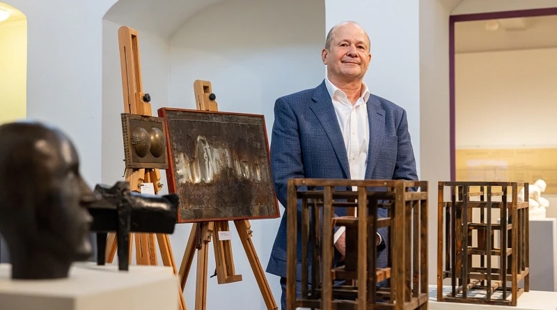 Ředitel ZČG Roman Musil s díly Zbyňka Sekala